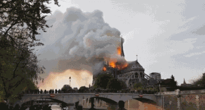 巴黎圣母院失火现场图